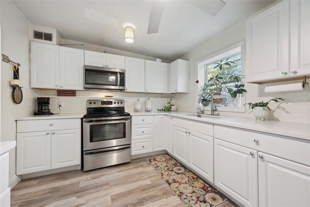 For Sale: $298,000 (3 beds, 2 baths, 1373 Square Feet)