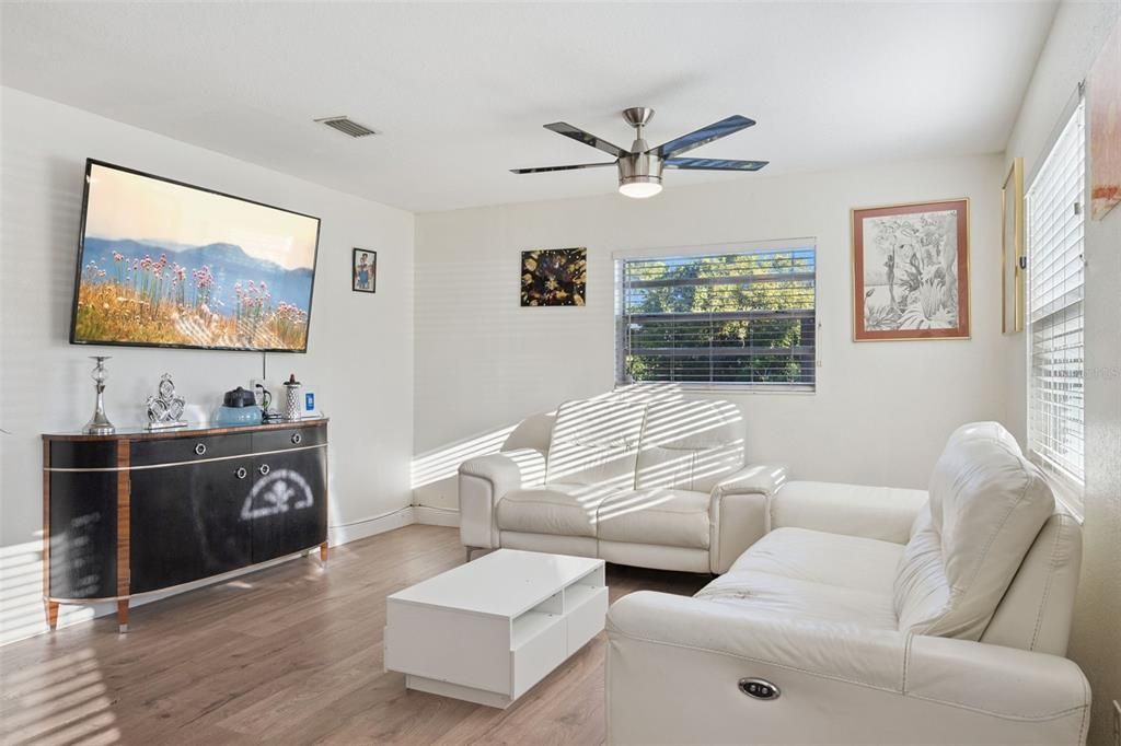 For Sale: $298,000 (3 beds, 2 baths, 1373 Square Feet)