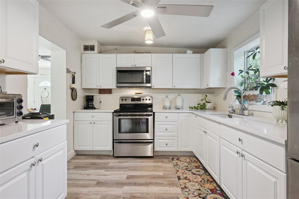 For Sale: $298,000 (3 beds, 2 baths, 1373 Square Feet)