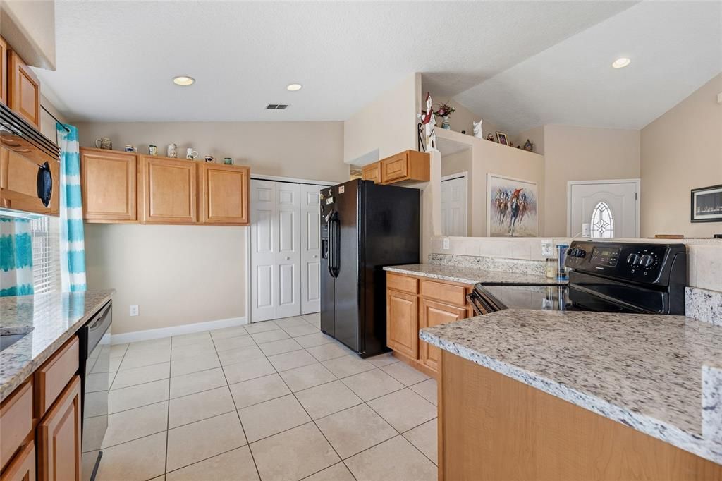 合同活跃: $334,900 (3 贝兹, 2 浴室, 1404 平方英尺)