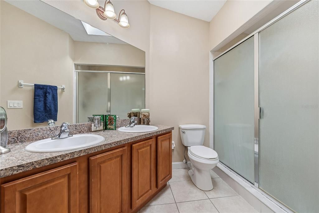 合同活跃: $334,900 (3 贝兹, 2 浴室, 1404 平方英尺)