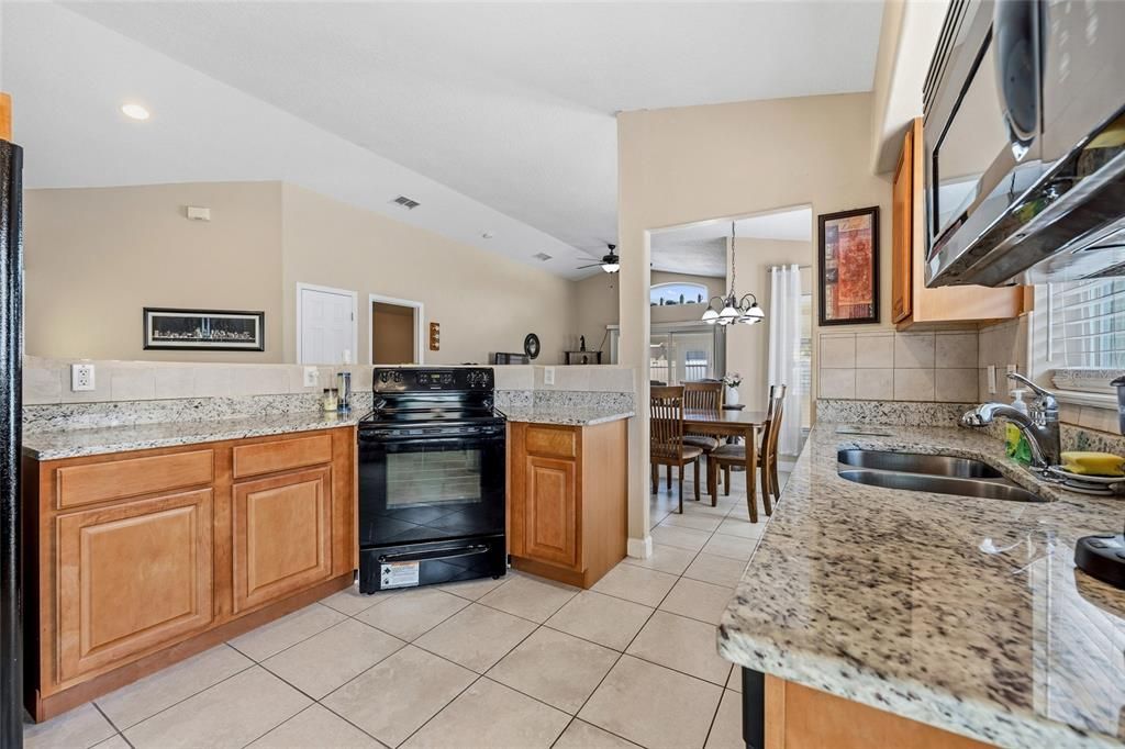 合同活跃: $334,900 (3 贝兹, 2 浴室, 1404 平方英尺)