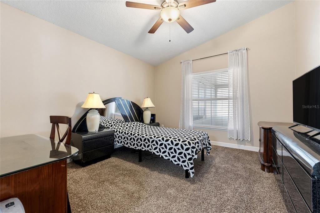 合同活跃: $334,900 (3 贝兹, 2 浴室, 1404 平方英尺)