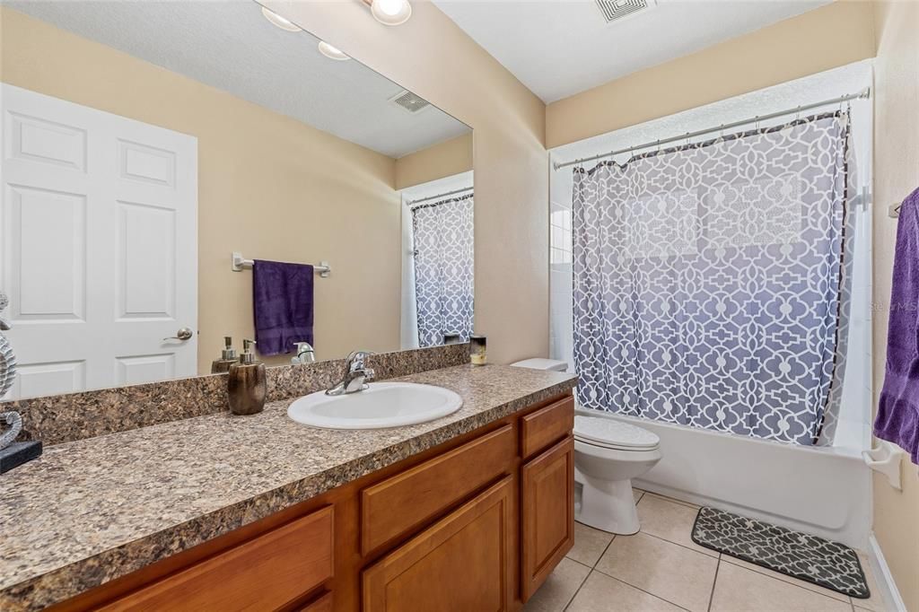 合同活跃: $334,900 (3 贝兹, 2 浴室, 1404 平方英尺)