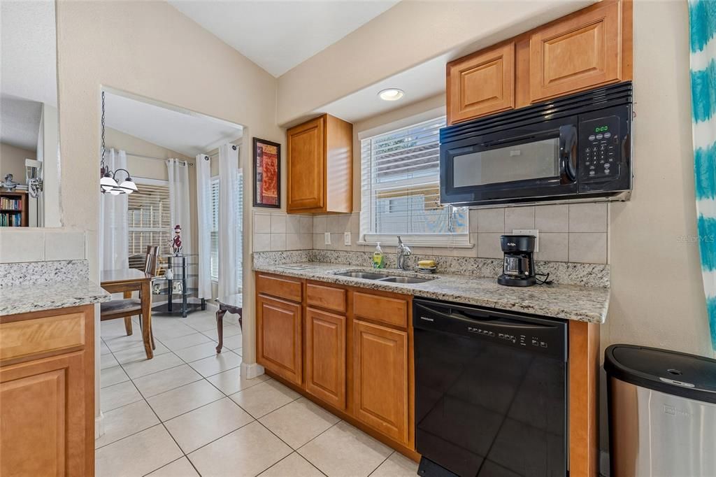 合同活跃: $334,900 (3 贝兹, 2 浴室, 1404 平方英尺)