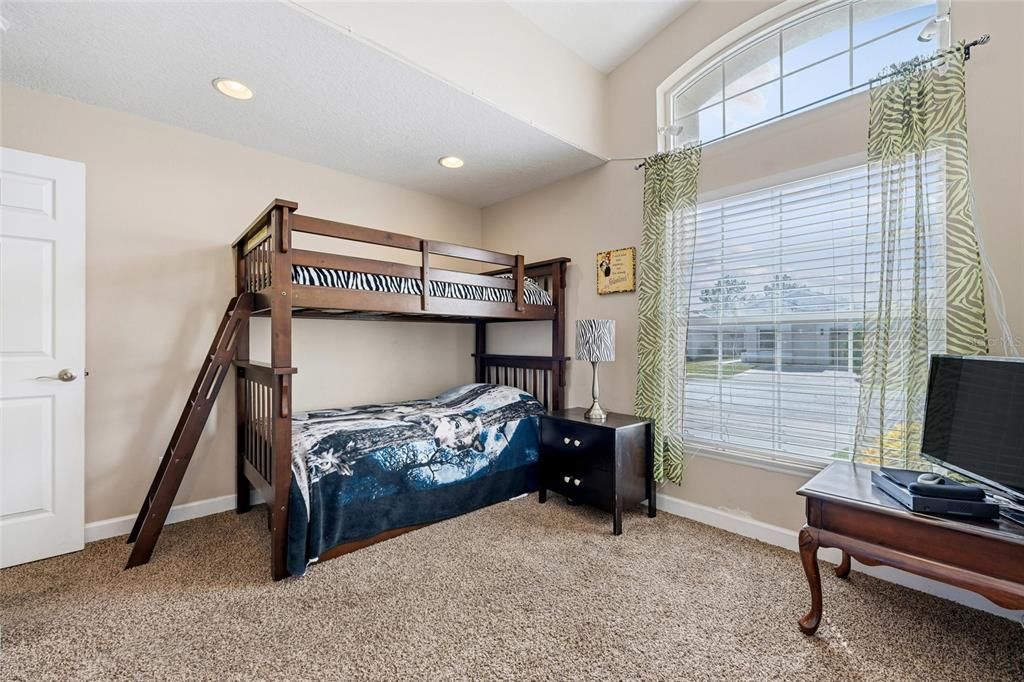 合同活跃: $334,900 (3 贝兹, 2 浴室, 1404 平方英尺)