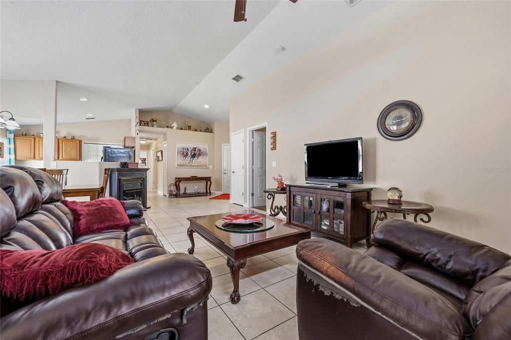 合同活跃: $334,900 (3 贝兹, 2 浴室, 1404 平方英尺)