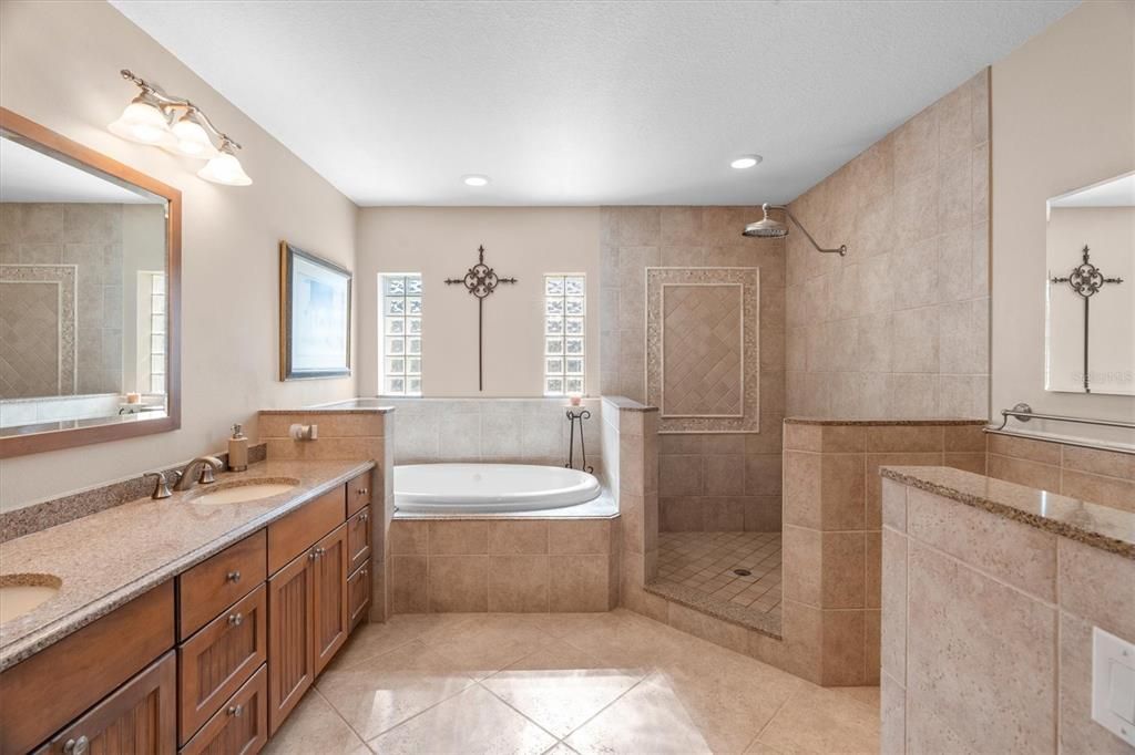 For Sale: $1,700,000 (3 beds, 2 baths, 3073 Square Feet)