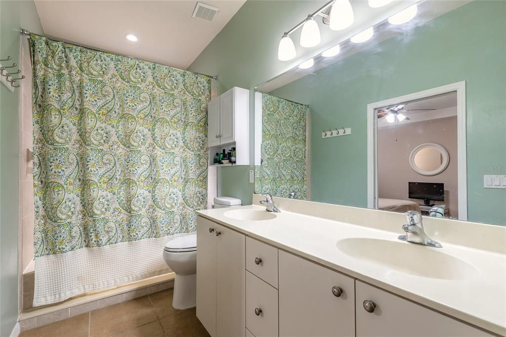 合同活跃: $339,900 (3 贝兹, 2 浴室, 2080 平方英尺)