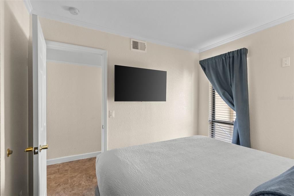 For Sale: $260,000 (1 beds, 1 baths, 560 Square Feet)