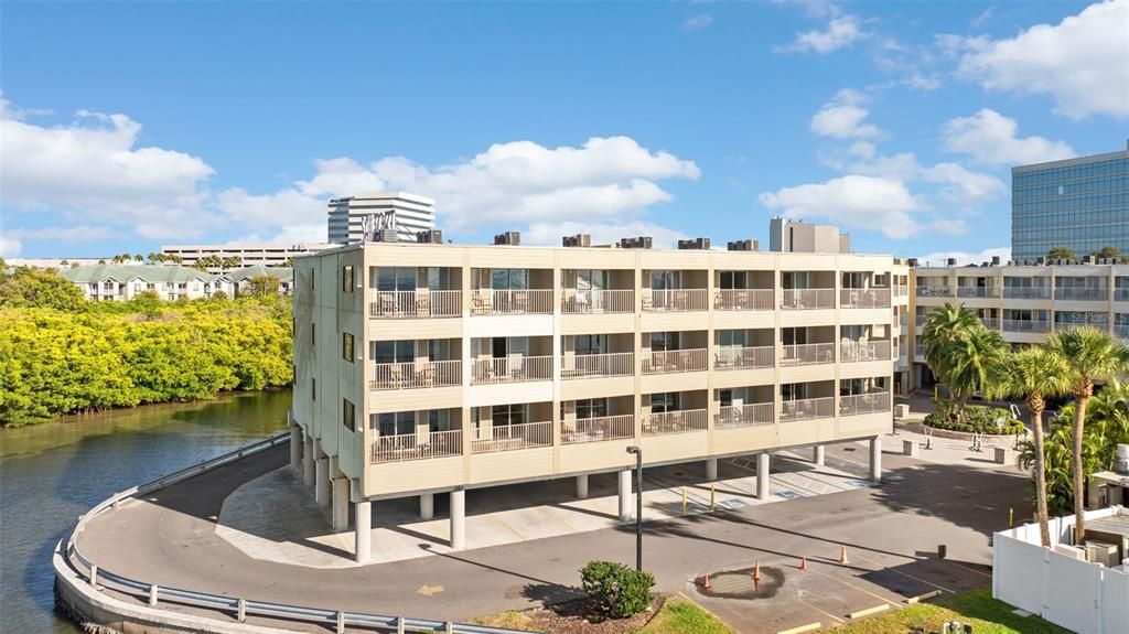 For Sale: $260,000 (1 beds, 1 baths, 560 Square Feet)