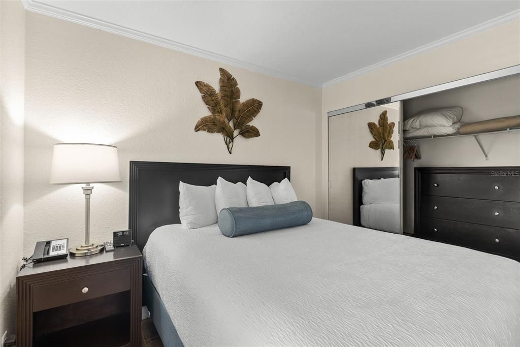 For Sale: $260,000 (1 beds, 1 baths, 560 Square Feet)