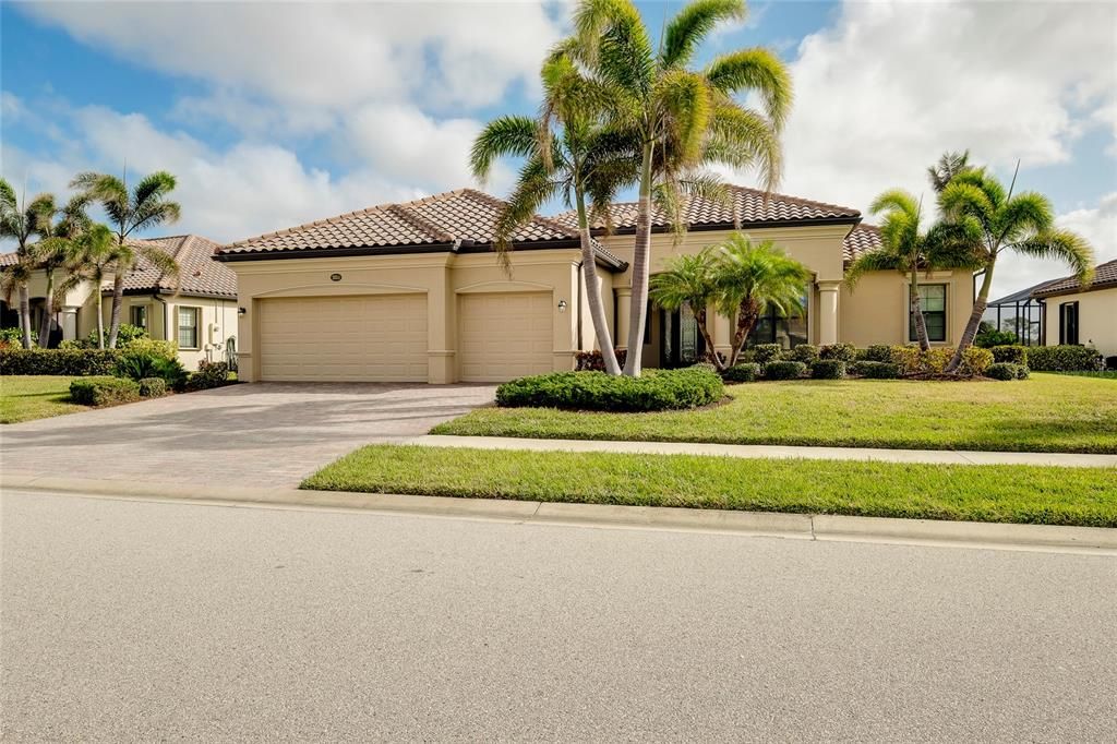 For Sale: $760,000 (4 beds, 2 baths, 2365 Square Feet)