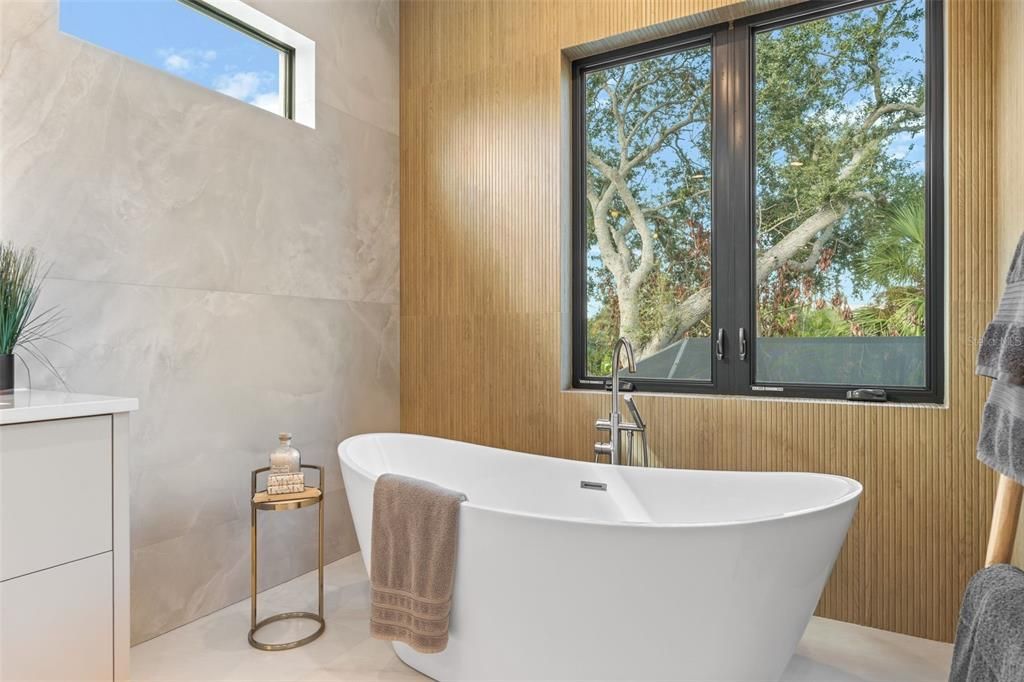 Activo con contrato: $2,199,000 (4 camas, 4 baños, 2872 Pies cuadrados)