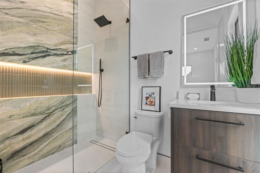 Activo con contrato: $2,199,000 (4 camas, 4 baños, 2872 Pies cuadrados)