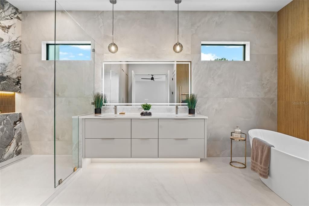 Activo con contrato: $2,199,000 (4 camas, 4 baños, 2872 Pies cuadrados)