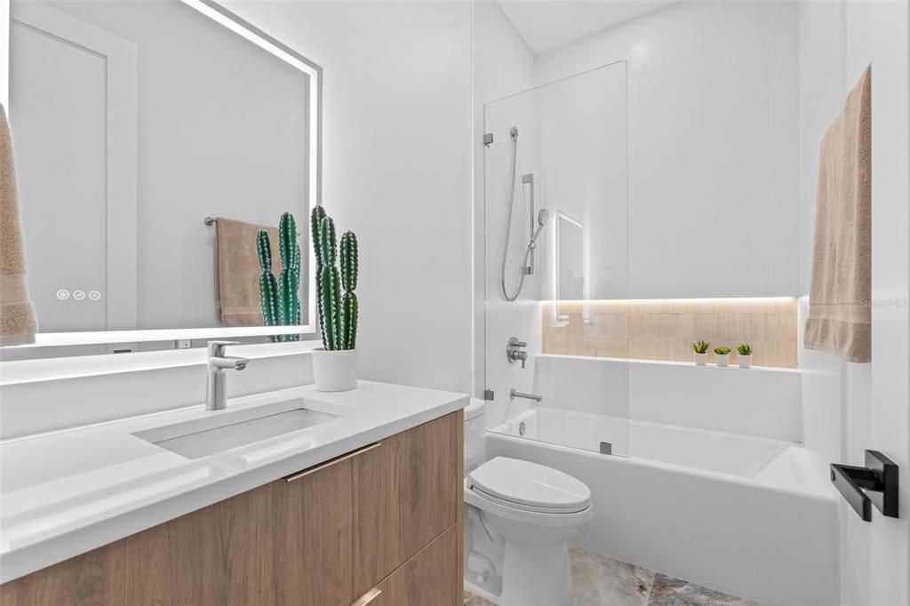 Activo con contrato: $2,199,000 (4 camas, 4 baños, 2872 Pies cuadrados)