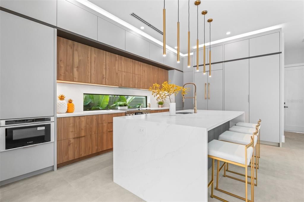 Activo con contrato: $2,199,000 (4 camas, 4 baños, 2872 Pies cuadrados)