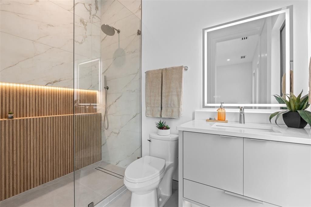 Activo con contrato: $2,199,000 (4 camas, 4 baños, 2872 Pies cuadrados)