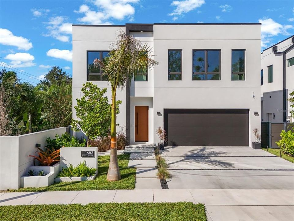 Activo con contrato: $2,199,000 (4 camas, 4 baños, 2872 Pies cuadrados)