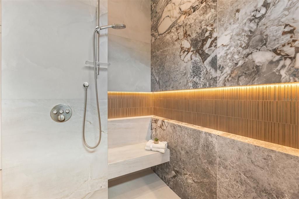 Activo con contrato: $2,199,000 (4 camas, 4 baños, 2872 Pies cuadrados)