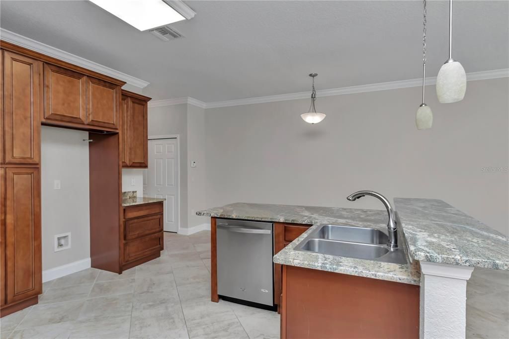 На продажу: $274,900 (3 спален, 2 ванн, 1795 Квадратных фут)