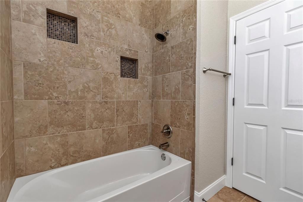 На продажу: $274,900 (3 спален, 2 ванн, 1795 Квадратных фут)