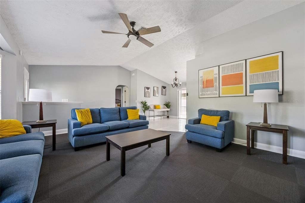 En Venta: $345,000 (4 camas, 2 baños, 1633 Pies cuadrados)