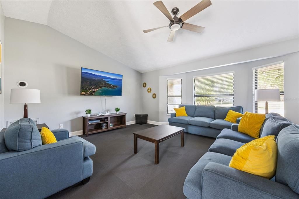 En Venta: $345,000 (4 camas, 2 baños, 1633 Pies cuadrados)