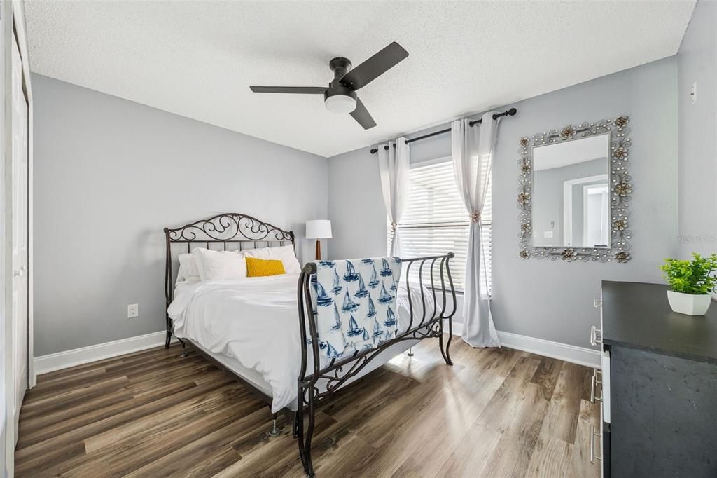 En Venta: $345,000 (4 camas, 2 baños, 1633 Pies cuadrados)