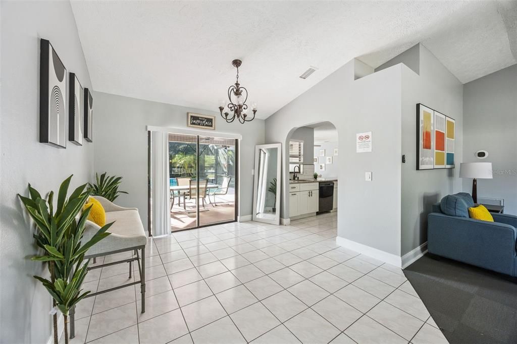 En Venta: $345,000 (4 camas, 2 baños, 1633 Pies cuadrados)