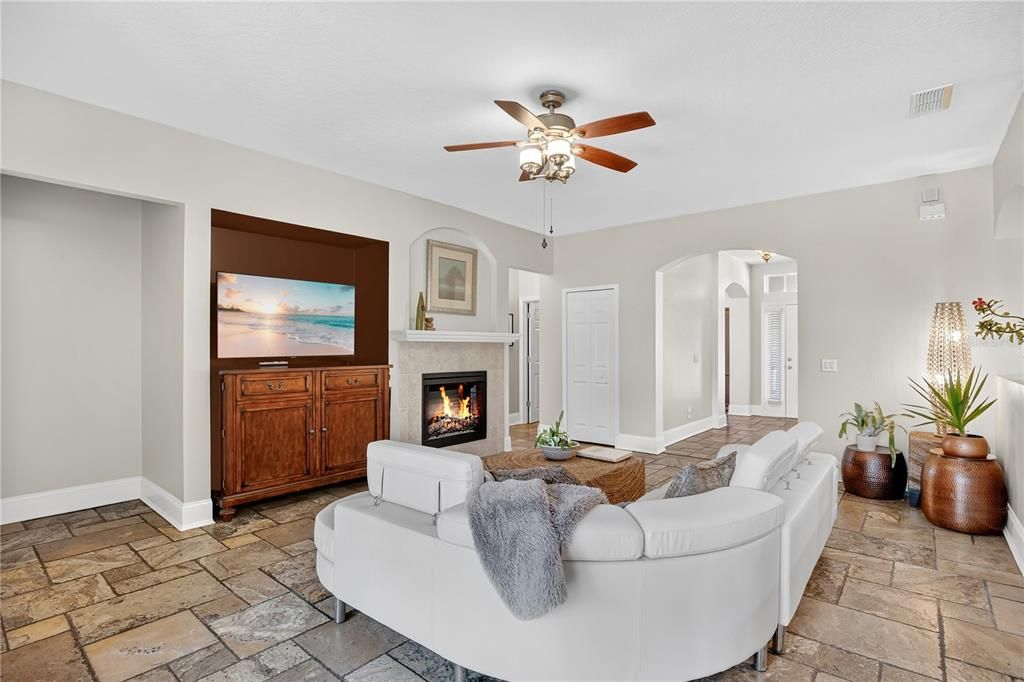 En Venta: $535,000 (4 camas, 3 baños, 2440 Pies cuadrados)