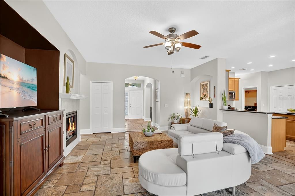 En Venta: $535,000 (4 camas, 3 baños, 2440 Pies cuadrados)