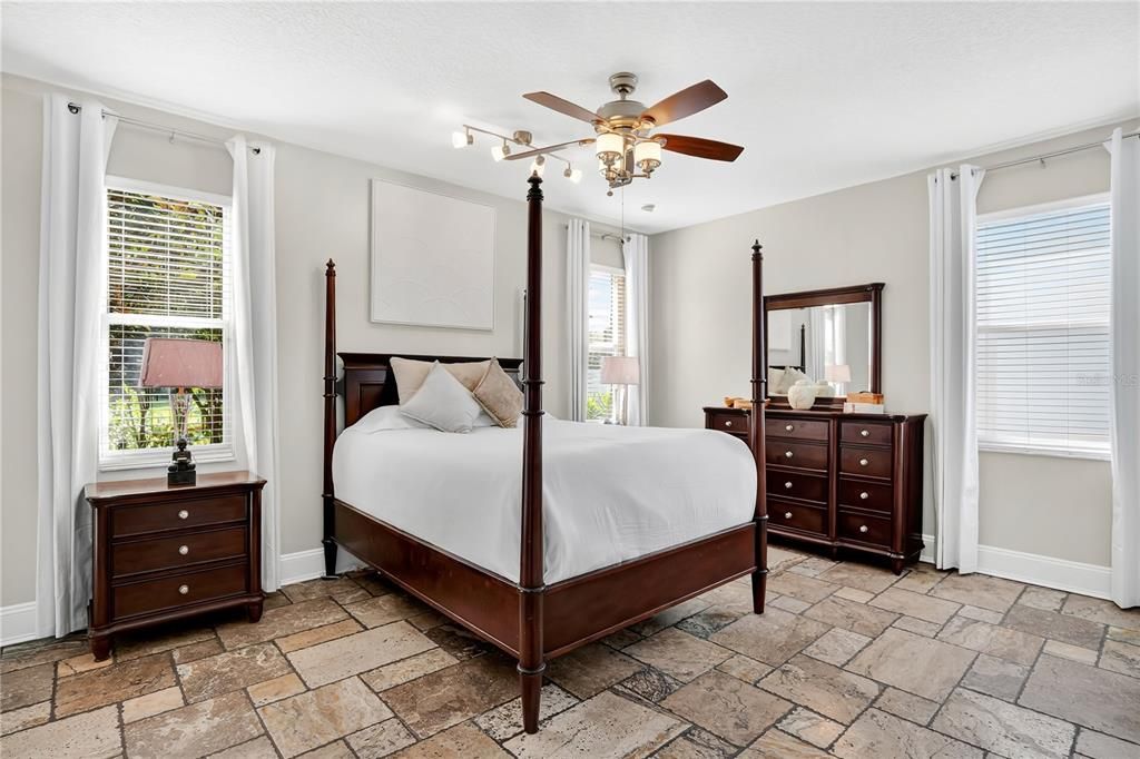 En Venta: $535,000 (4 camas, 3 baños, 2440 Pies cuadrados)