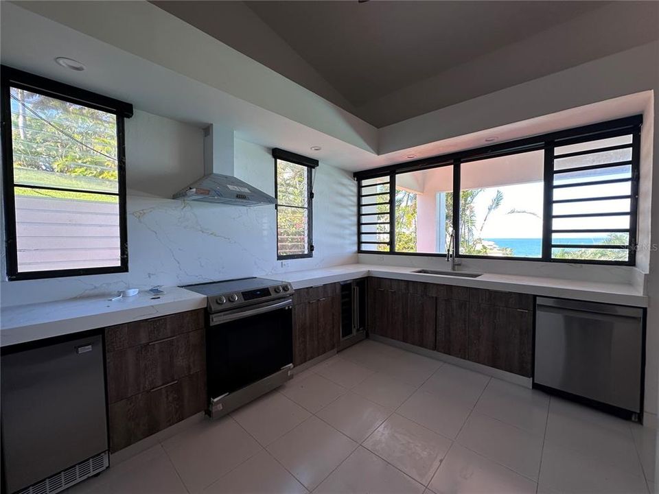 For Sale: $2,795,000 (3 beds, 2 baths, 2400 Square Feet)