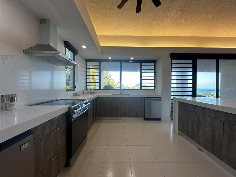 For Sale: $2,795,000 (3 beds, 2 baths, 2400 Square Feet)