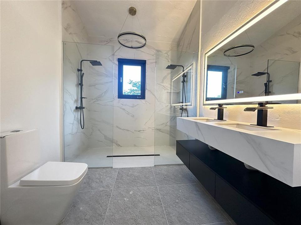 For Sale: $2,795,000 (3 beds, 2 baths, 2400 Square Feet)