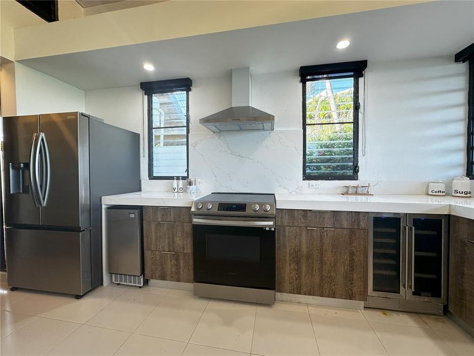 For Sale: $2,795,000 (3 beds, 2 baths, 2400 Square Feet)