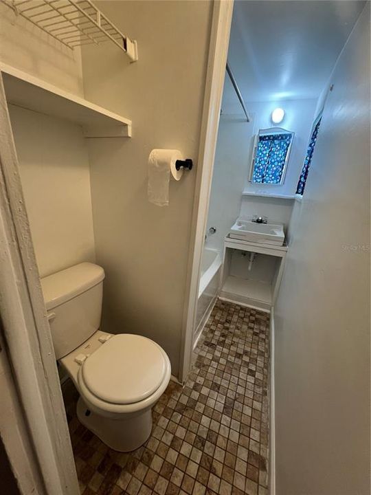 В аренду: $1,100 (1 спален, 1 ванн, 425 Квадратных фут)