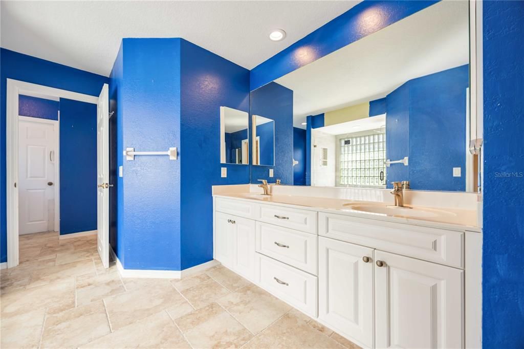 Activo con contrato: $355,000 (3 camas, 2 baños, 1976 Pies cuadrados)