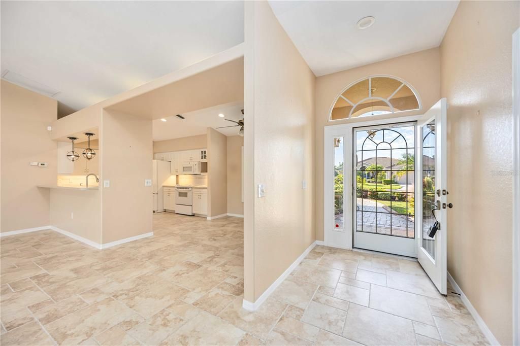 Activo con contrato: $355,000 (3 camas, 2 baños, 1976 Pies cuadrados)