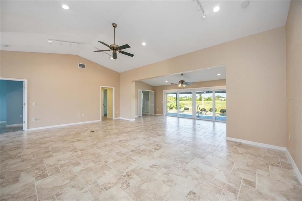 Activo con contrato: $355,000 (3 camas, 2 baños, 1976 Pies cuadrados)