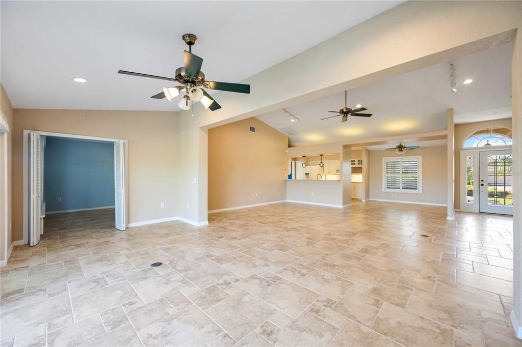 Activo con contrato: $355,000 (3 camas, 2 baños, 1976 Pies cuadrados)