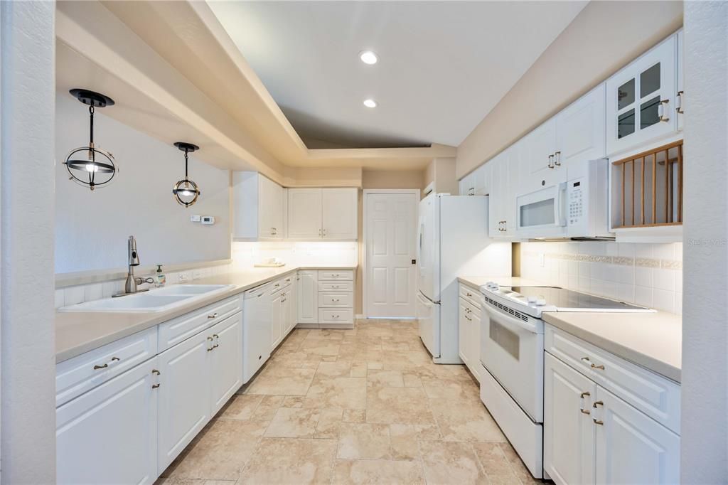 Activo con contrato: $355,000 (3 camas, 2 baños, 1976 Pies cuadrados)