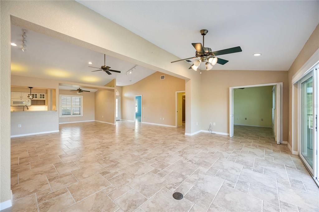 Activo con contrato: $355,000 (3 camas, 2 baños, 1976 Pies cuadrados)