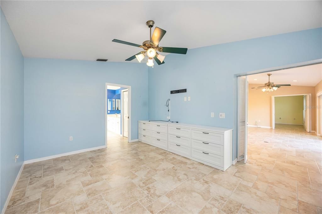 Activo con contrato: $355,000 (3 camas, 2 baños, 1976 Pies cuadrados)