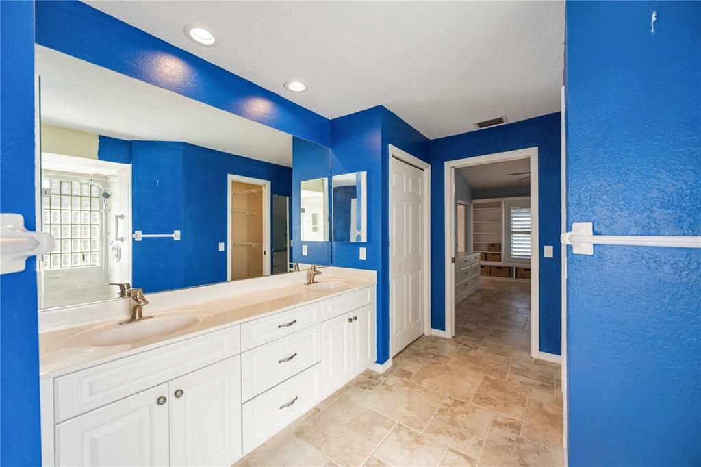 Activo con contrato: $355,000 (3 camas, 2 baños, 1976 Pies cuadrados)