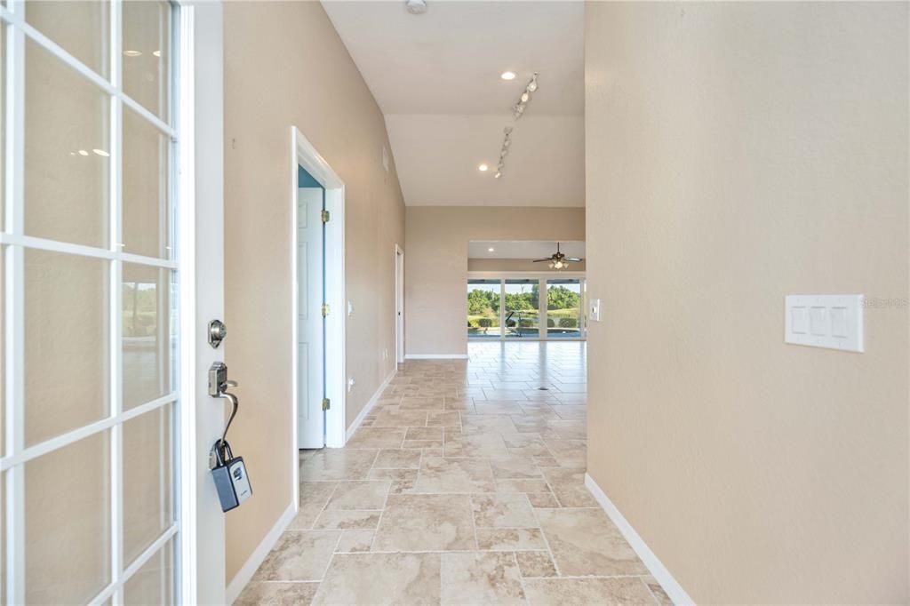 Activo con contrato: $355,000 (3 camas, 2 baños, 1976 Pies cuadrados)