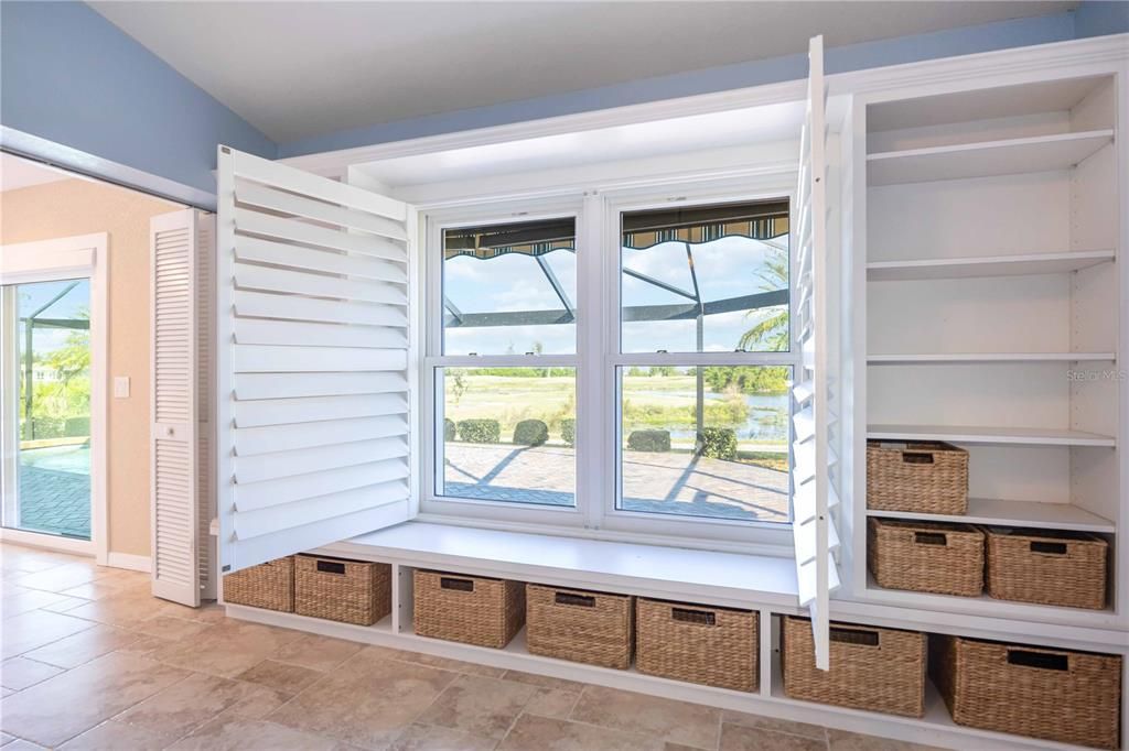 Activo con contrato: $355,000 (3 camas, 2 baños, 1976 Pies cuadrados)