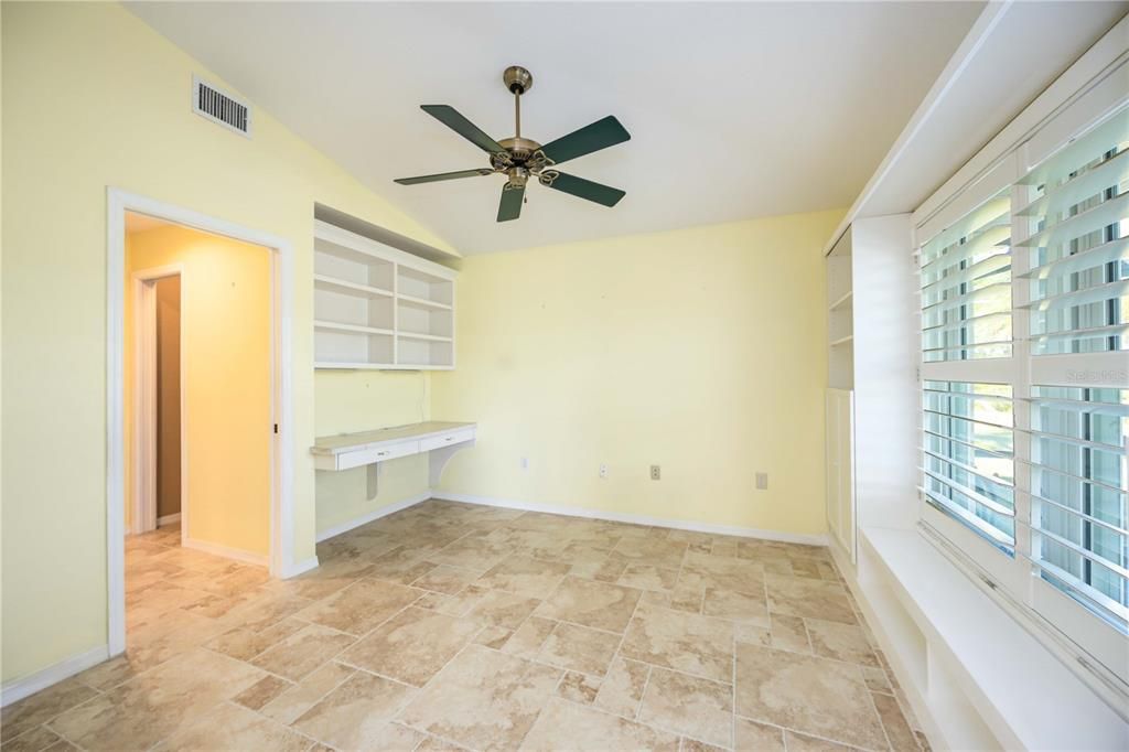 Activo con contrato: $355,000 (3 camas, 2 baños, 1976 Pies cuadrados)